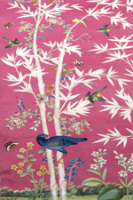 detail van roze behangpapier met vogels en bamboe