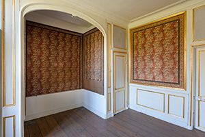 apartement op eerste verdieping met alcove en marmeren schouw met spiegel