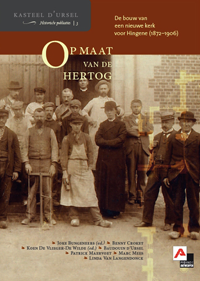 cover boek met oude zwart wit foto van mensen voor de kerk met pastoor in het midden