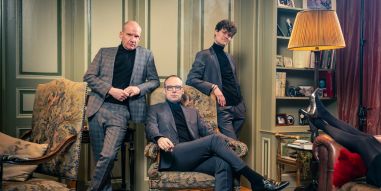 muzikanten rond sofa