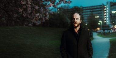 wouter de wit op paadje bij nacht