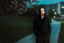 wouter de wit op paadje bij nacht